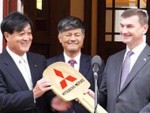 Вляво: Осаму Мазуко, президент на Mitsubishi Motors В средата: г-н Акинобу Огата, старши вицепрезидент на Mitsubishi Corporation Вдясно: г-н Андрус Ансип, министър-председател на Естония